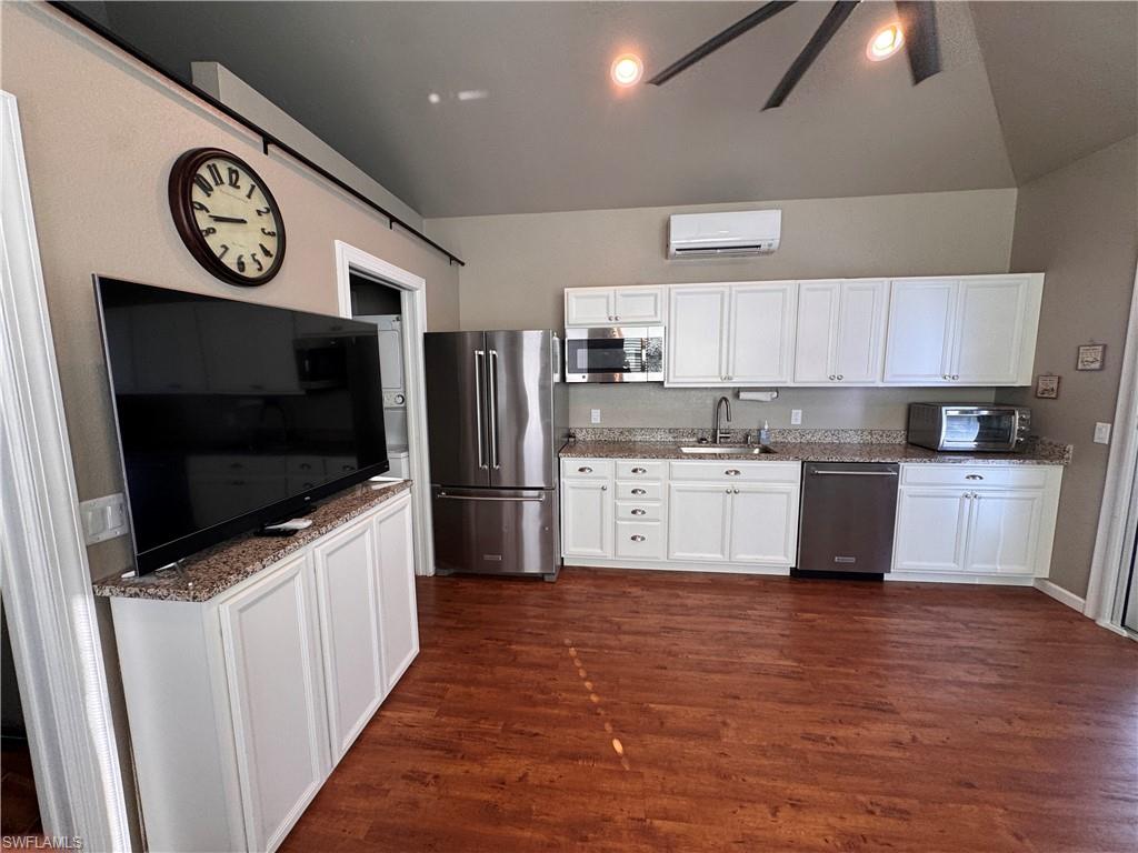 RIVERBEND MOTORCOACH RESORT - Land