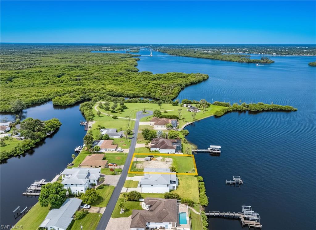 YACHT CLUB COLONY - Land