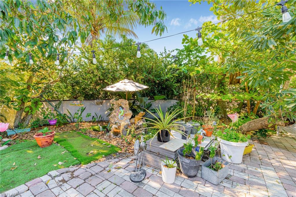 NAPLES MANOR - Residential