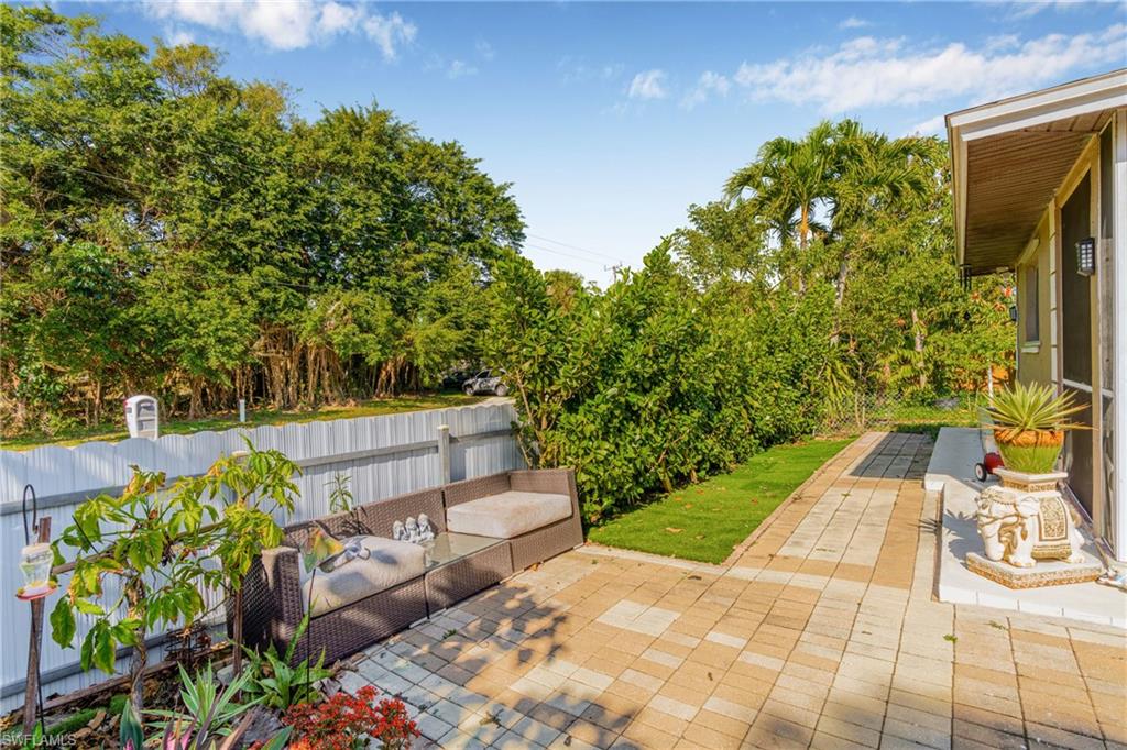 NAPLES MANOR - Residential