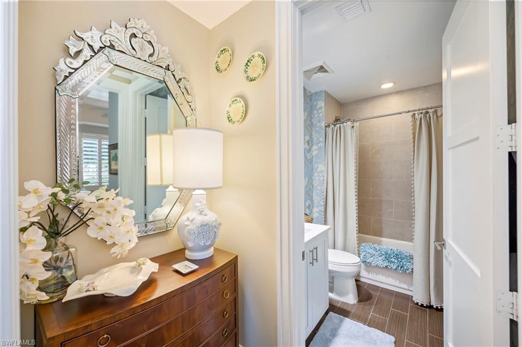 NAPLES SQUARE - Residential