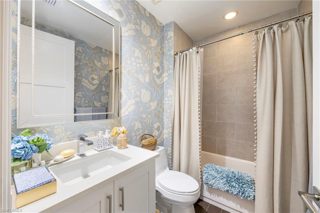 NAPLES SQUARE - Residential