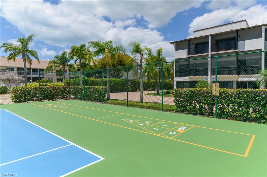 TOWN HOUSE SQUARE - Residential