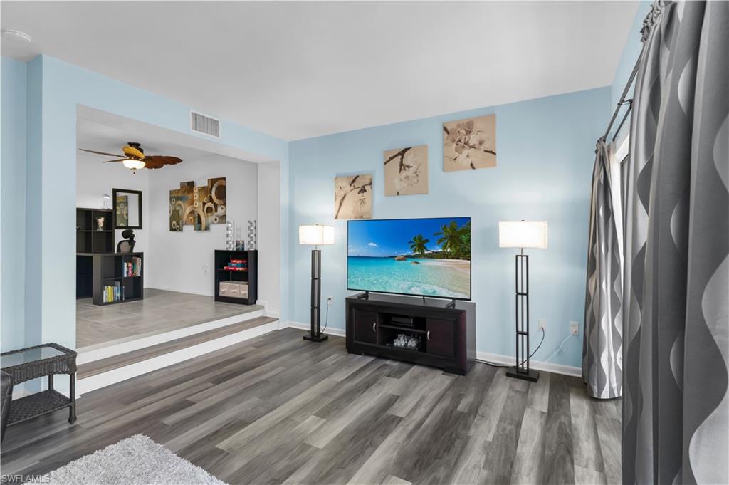 TOWN HOUSE SQUARE - Residential