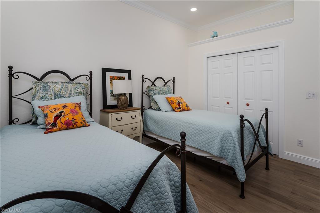 CARLTON LAKES - Residential