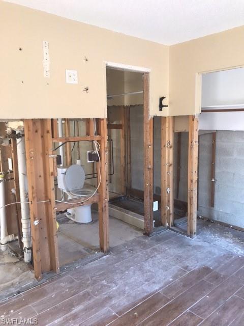 ROYAL WOODS - Residential