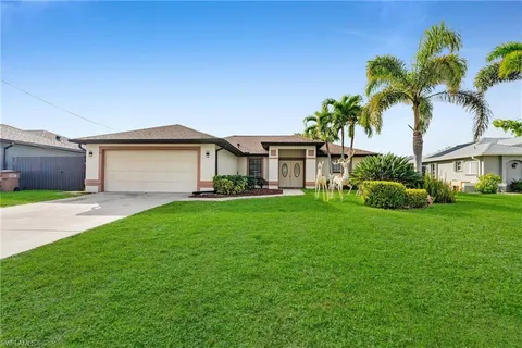 614 SE 8th Pl, Cape Coral, FL 33990 - MLS#: 225000301