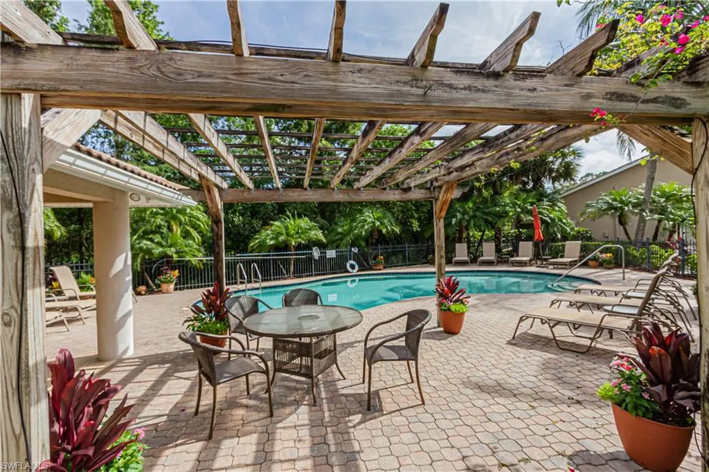 Naples, Florida 34104, United States, 2 Bedrooms Bedrooms, ,3 BathroomsBathrooms,Residential,Pending,59135