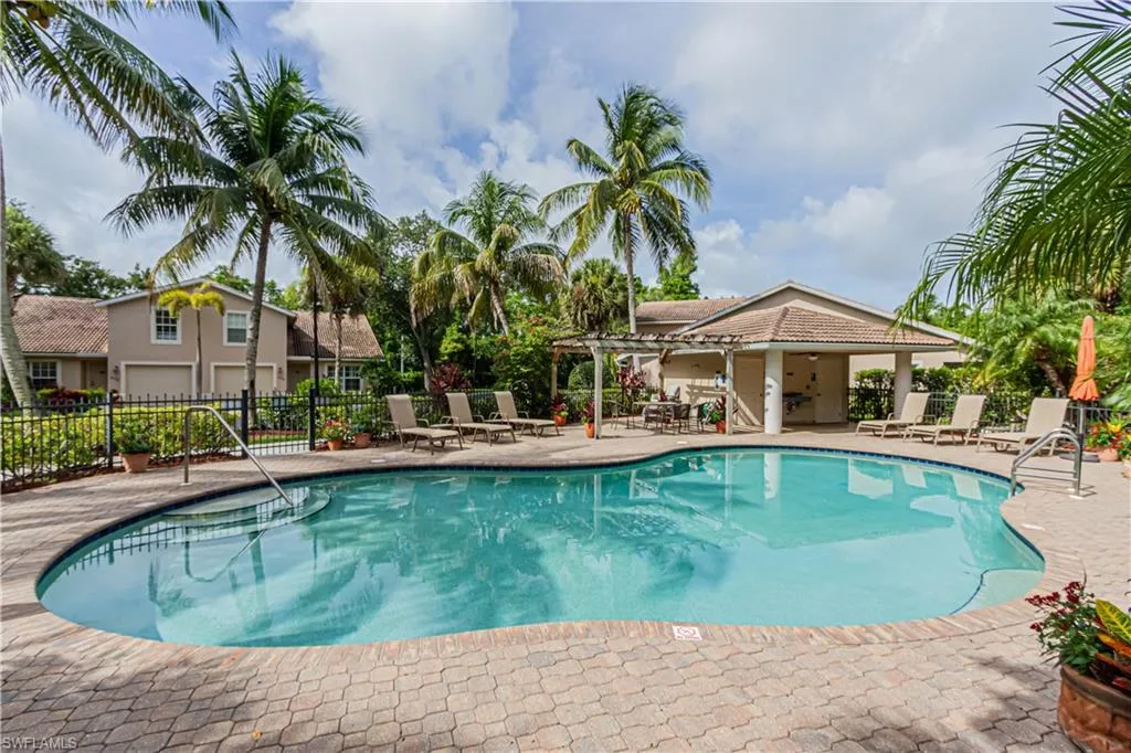 Naples, Florida 34104, United States, 2 Bedrooms Bedrooms, ,3 BathroomsBathrooms,Residential,Pending,59135
