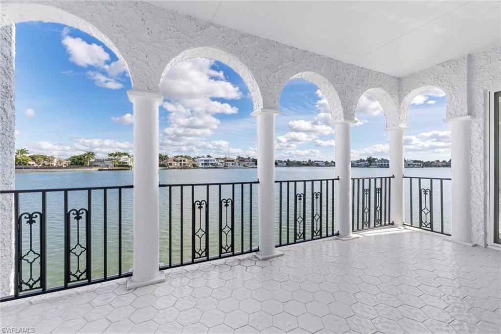 4000 Gulf Shore BLVD N 2000