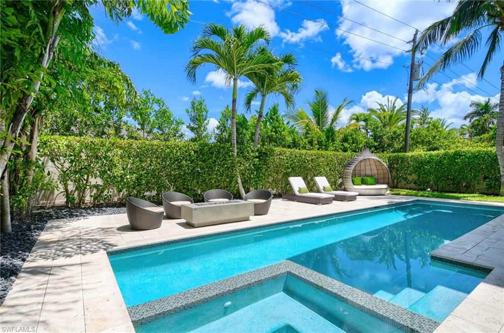 Photo of 565 Fairway TER, NAPLES, FL 34103 (MLS # 225066734)