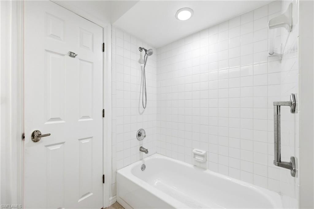 LAKESIDE VILLAS - Residential Lease