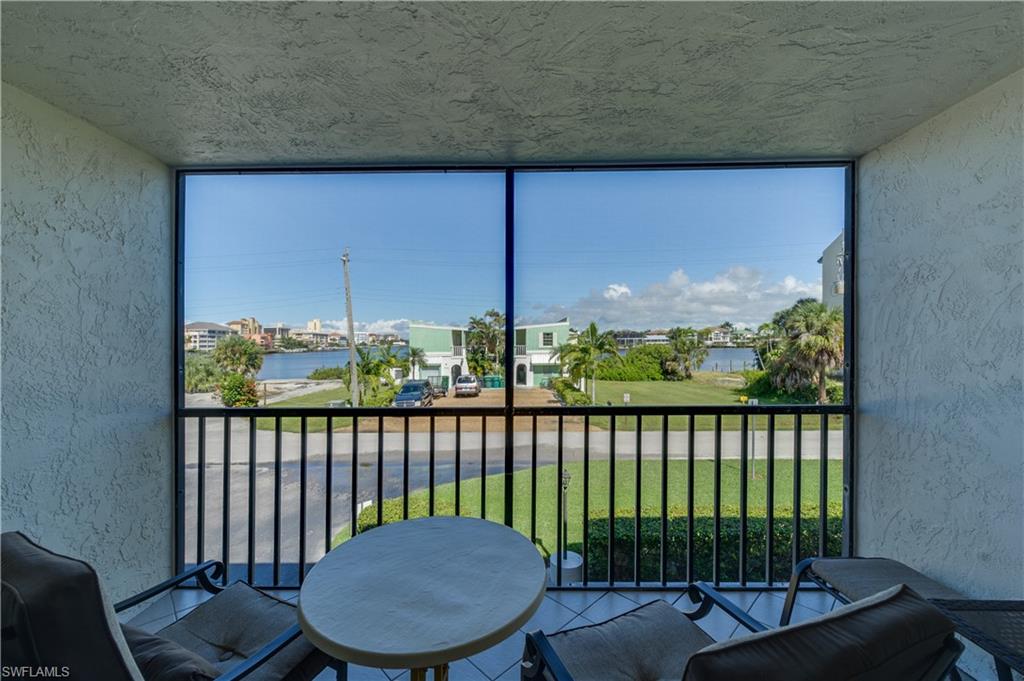 VANDERBILT PALMS - Residential