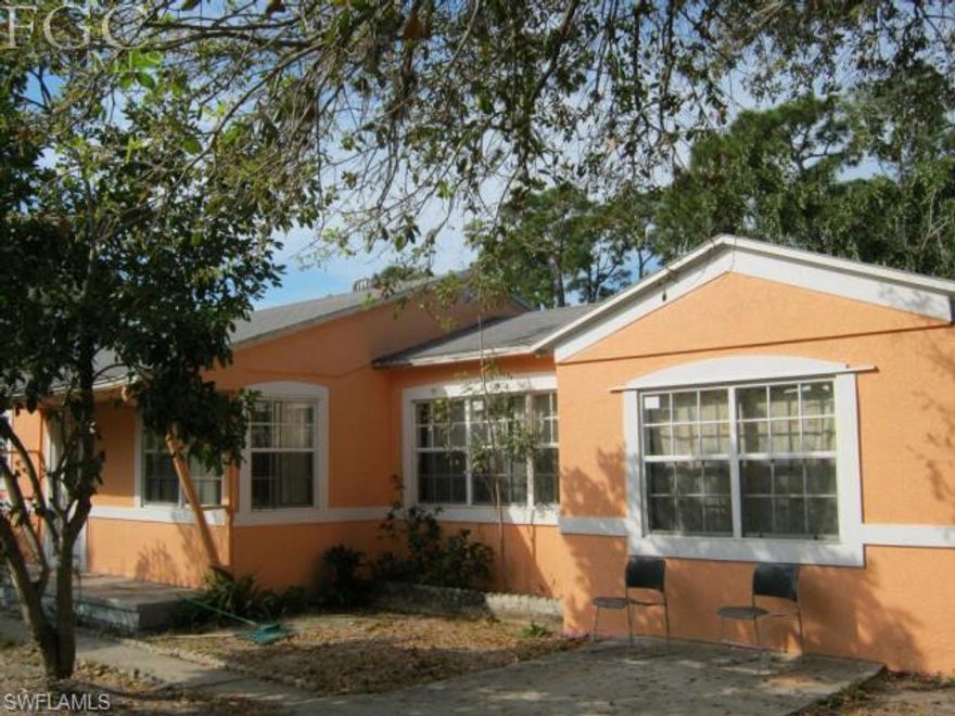 Great opportunity for first time buyer or investor in a great location near to the beautiful Fort Myers downtown.