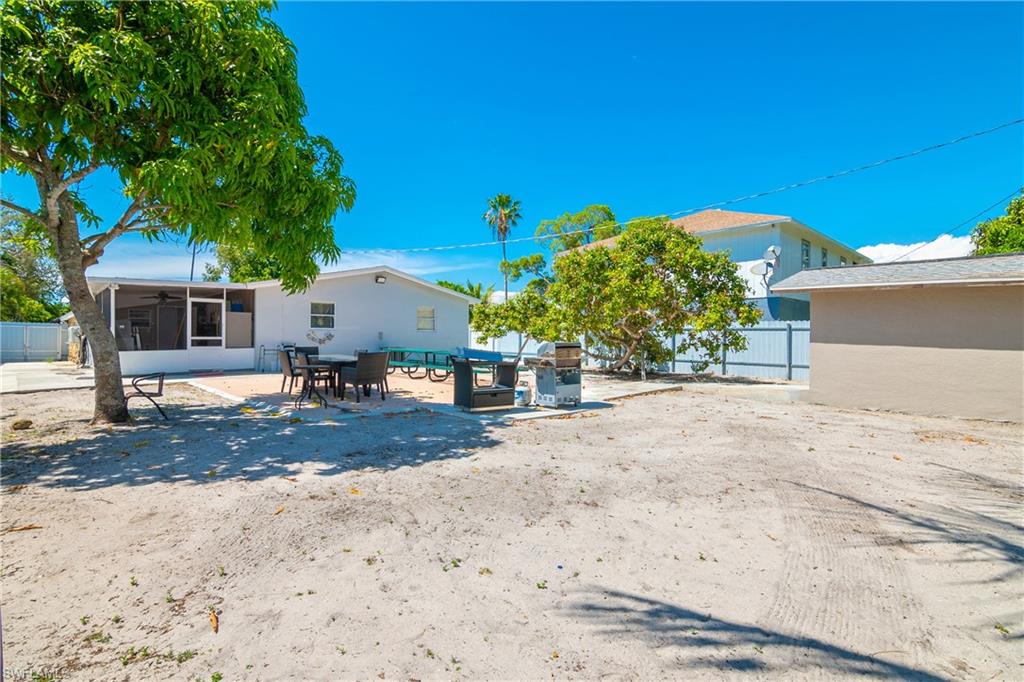 NAPLES MANOR - Residential