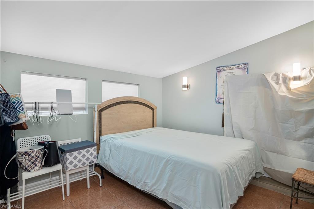 NAPLES MANOR - Residential