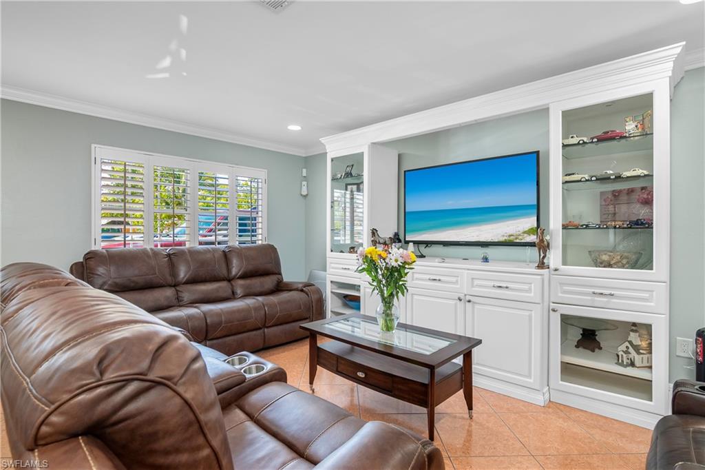 NAPLES MANOR - Residential