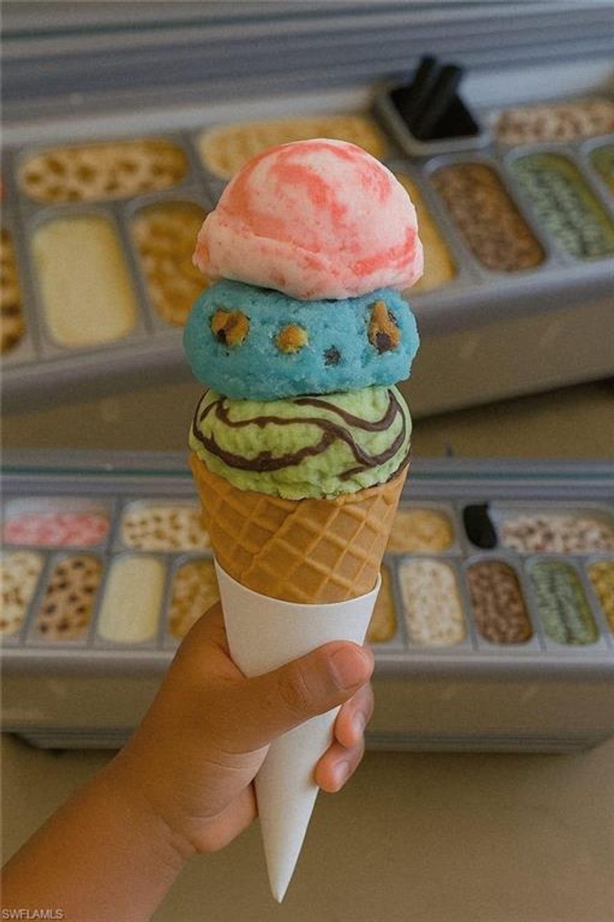 It includes all the equipment and machinery for making ice cream inside the establishment. Fully equipped and operational. Ready to continue working, the owner is willing to finance part of the business.