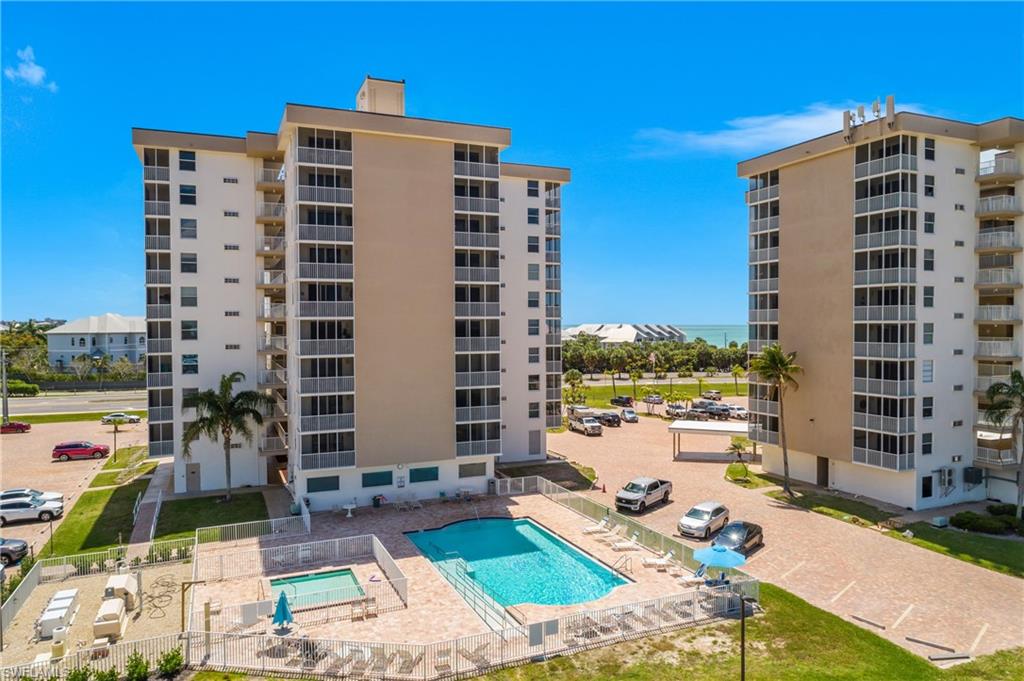 BEACH AND TENNIS CLUB - Residential