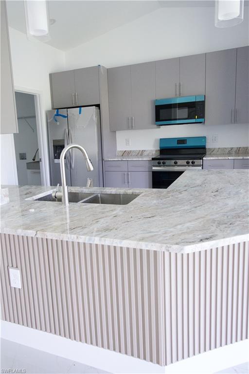 MIRROR LAKES - Residential