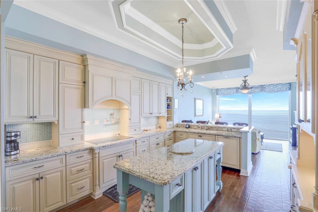 ROYAL MARCO POINT - Residential