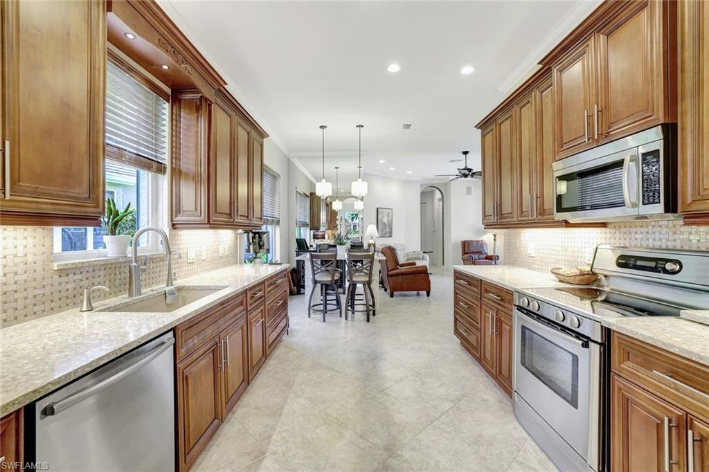 CARLTON LAKES - Residential