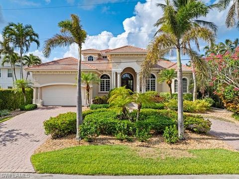 Photo of 1400 Jewel Box AVE, NAPLES, FL 34102 (MLS # 225073826)