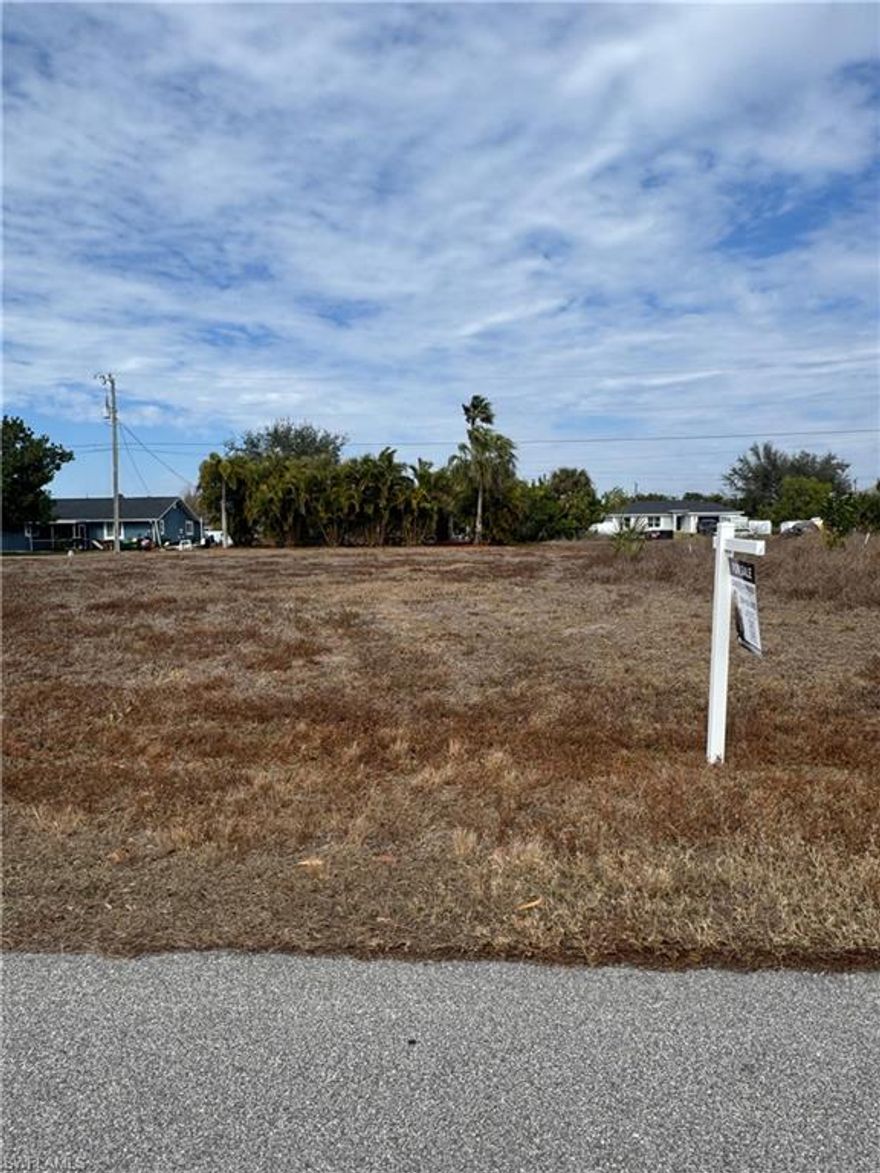 Excellent buildable lot located in a rapidly growing area of Cape Coral. All assessments are fully paid, representing significant savings for the buyer. Ideal for building a primary residence or an investment property. Area with strong demand and solid long-term appreciation potential. Conveniently located near main roads, shopping, and new residential developments.