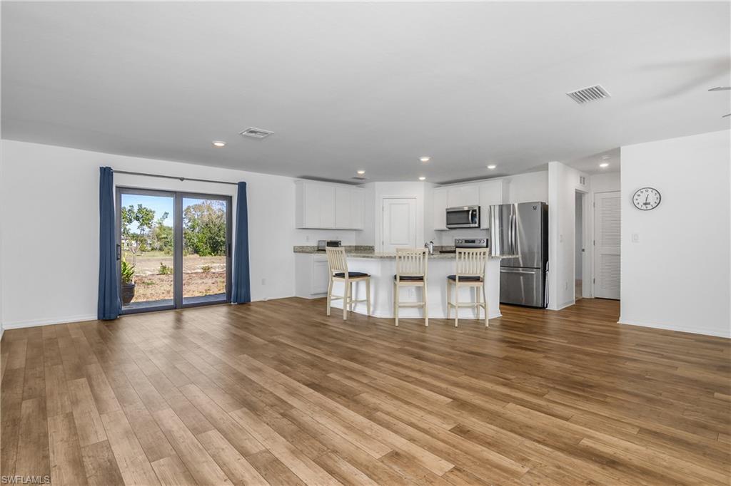 MIRROR LAKES - Residential Lease