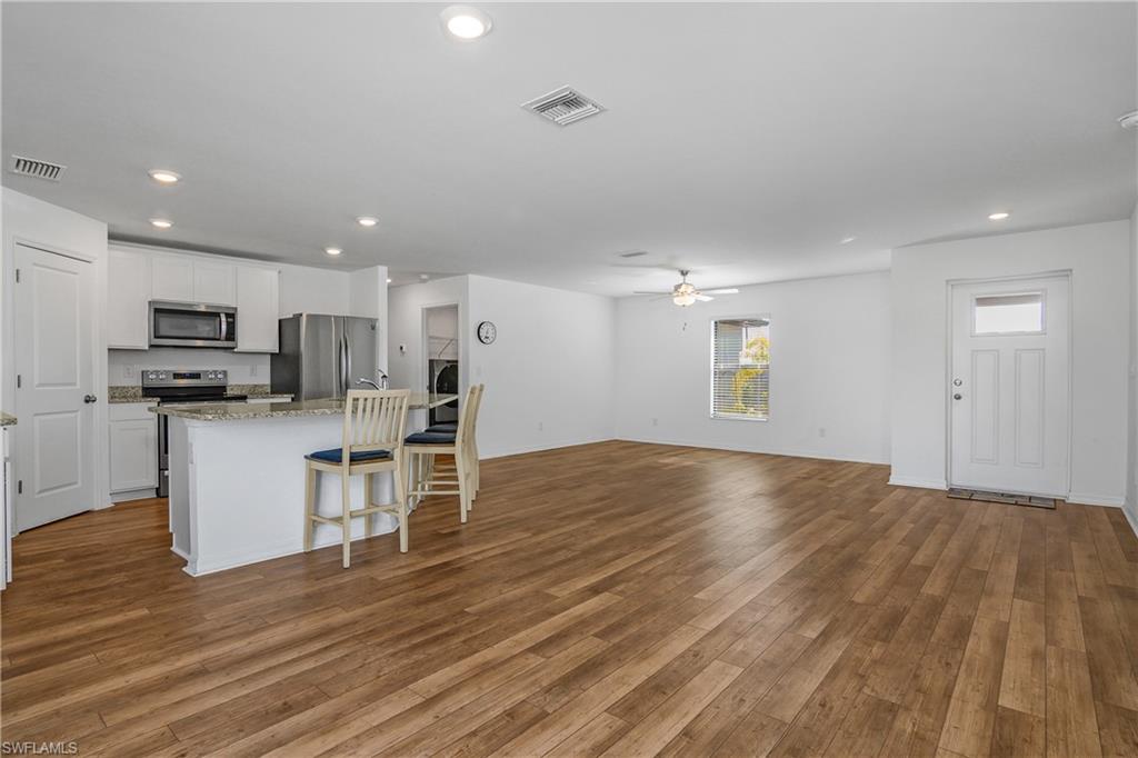 MIRROR LAKES - Residential Lease