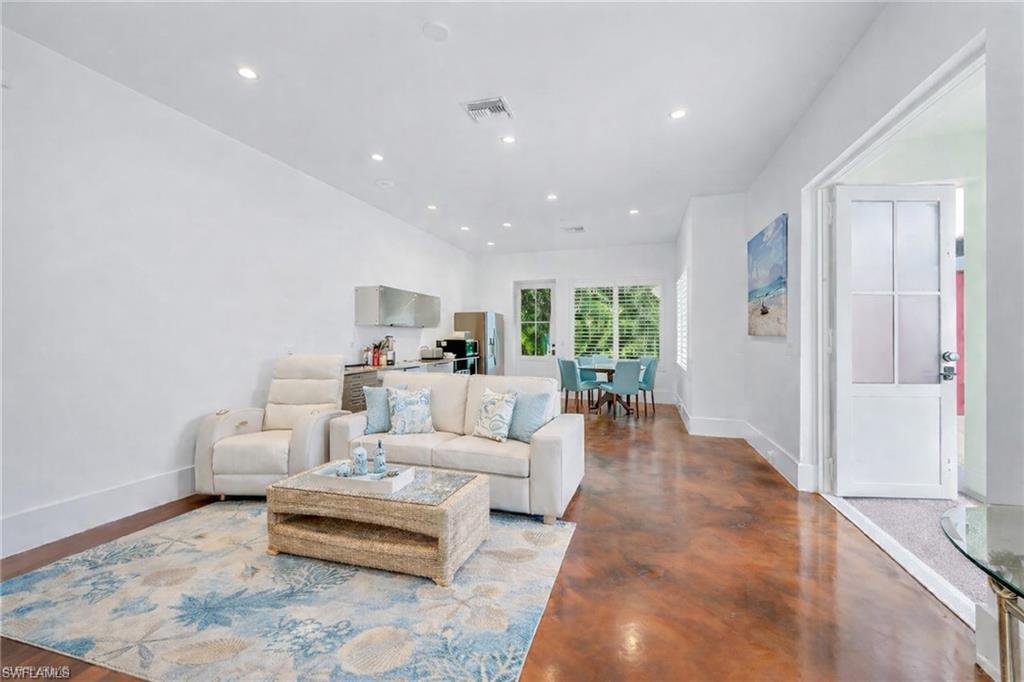 COACH HOUSE - Residential