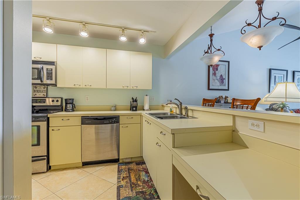 FOUNTAINS V - Residential Lease