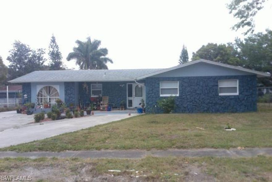 Minutes from I-75 leading to airport, shopping and beaches. All that best that SWFL has to offer. Nestled in quiet neighborhood Make this house your home, Air B&B or long-term rental. home can accommodate a large growing family or be a great rental opportunity. The seller is motivated.