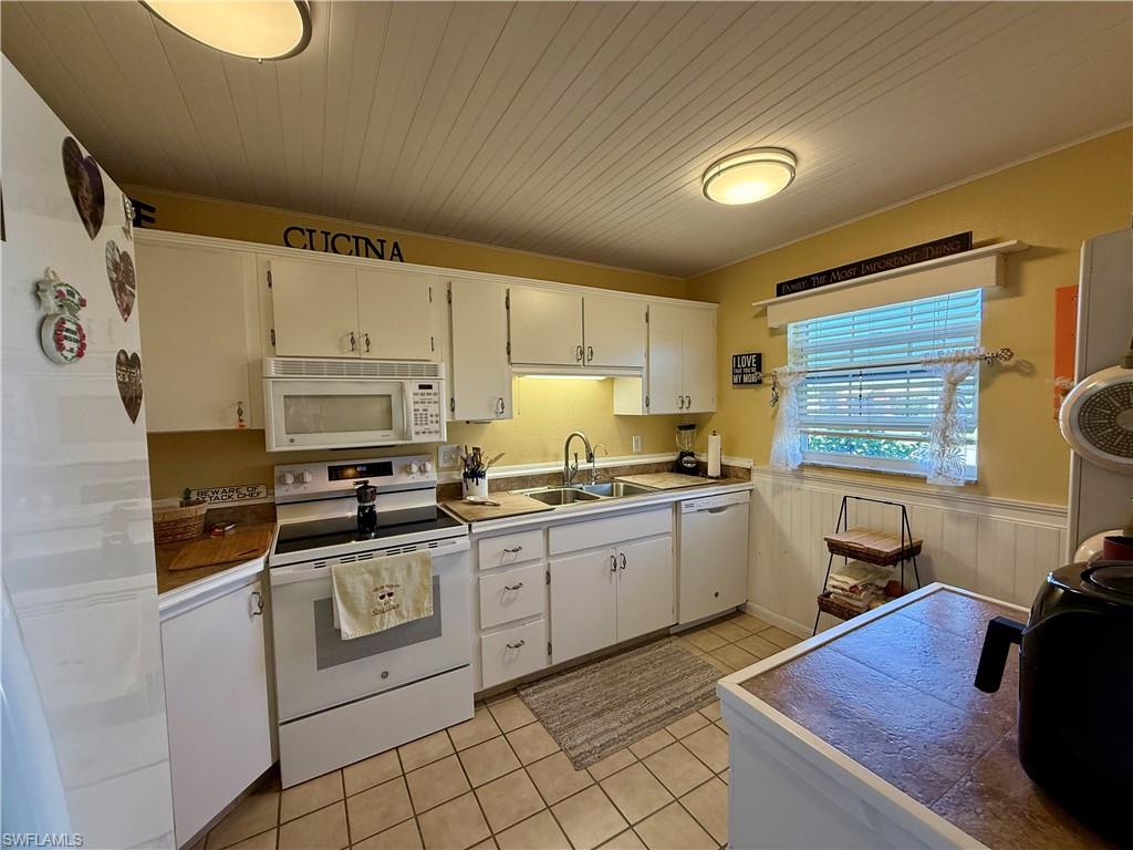 MYERLEE ESQUIRE COURTS CONDO - Residential