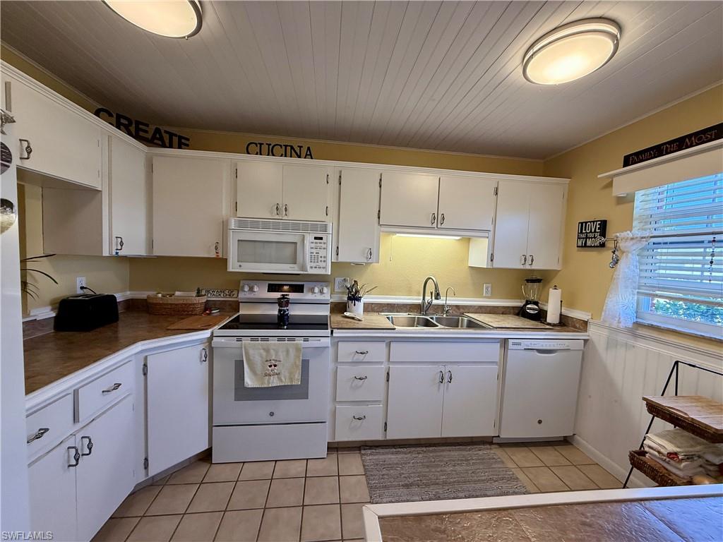 MYERLEE ESQUIRE COURTS CONDO - Residential