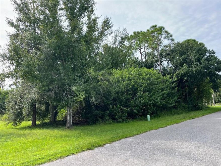 Prime residential lot in Port Charlotte, located in an X flood zone and a  block from public water and sewer. Enjoy convenient access to UD-41 and I-75, 5 min close to shopping area, dining and parks. Perfect for building your dream home in a fast - growing neighborhood and only 20 min from Florida's beautiful Gulf beaches.