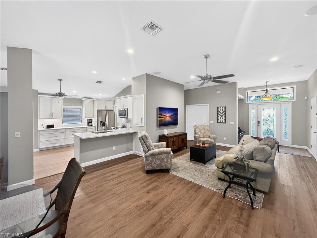 ADMIRALTY YACHT & RACQUET CLUB - Residential