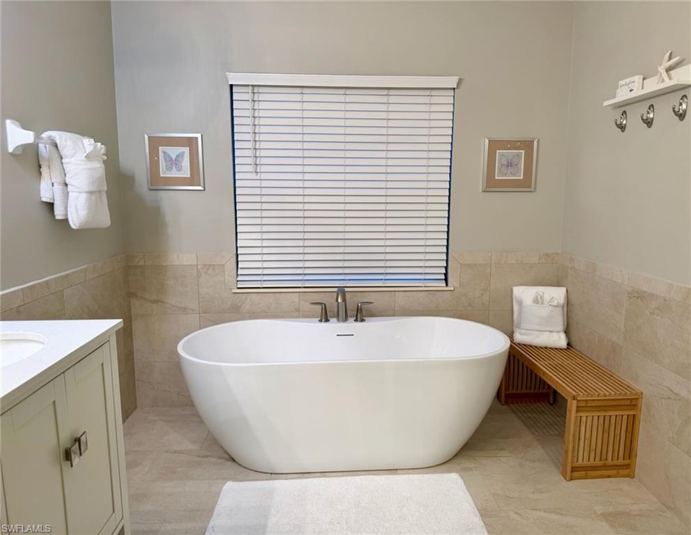 ADMIRALTY YACHT & RACQUET CLUB - Residential