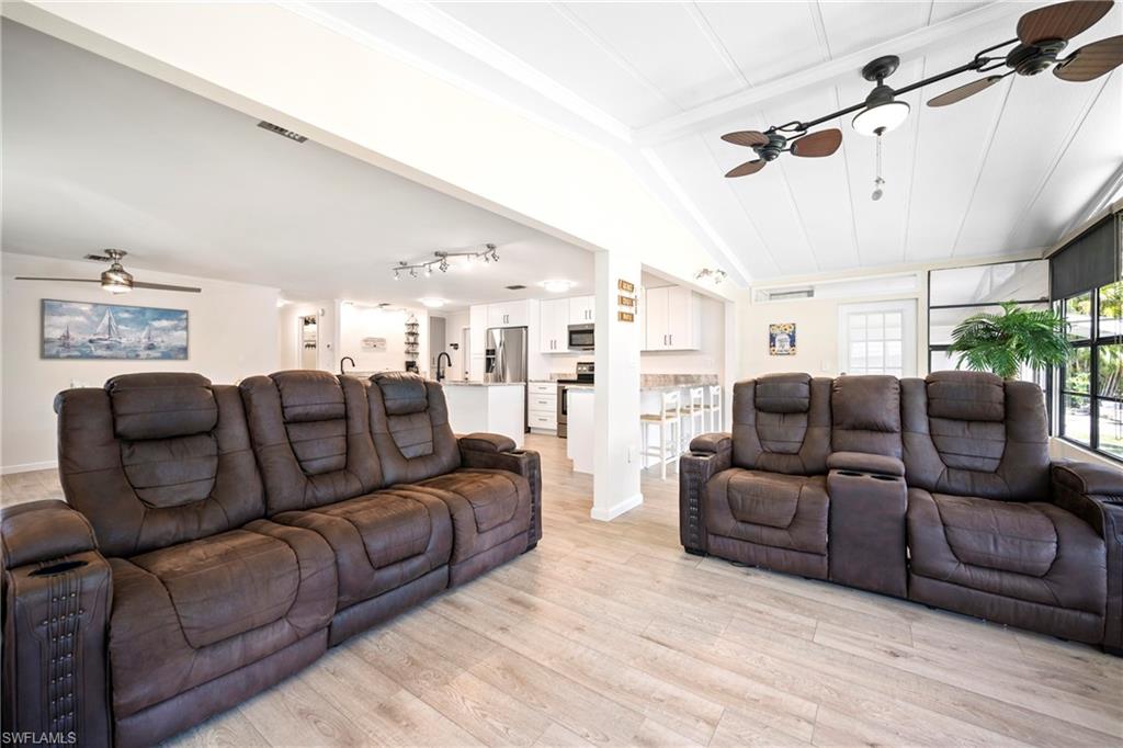 COACHLIGHT MANOR MOBILE HOME - Residential