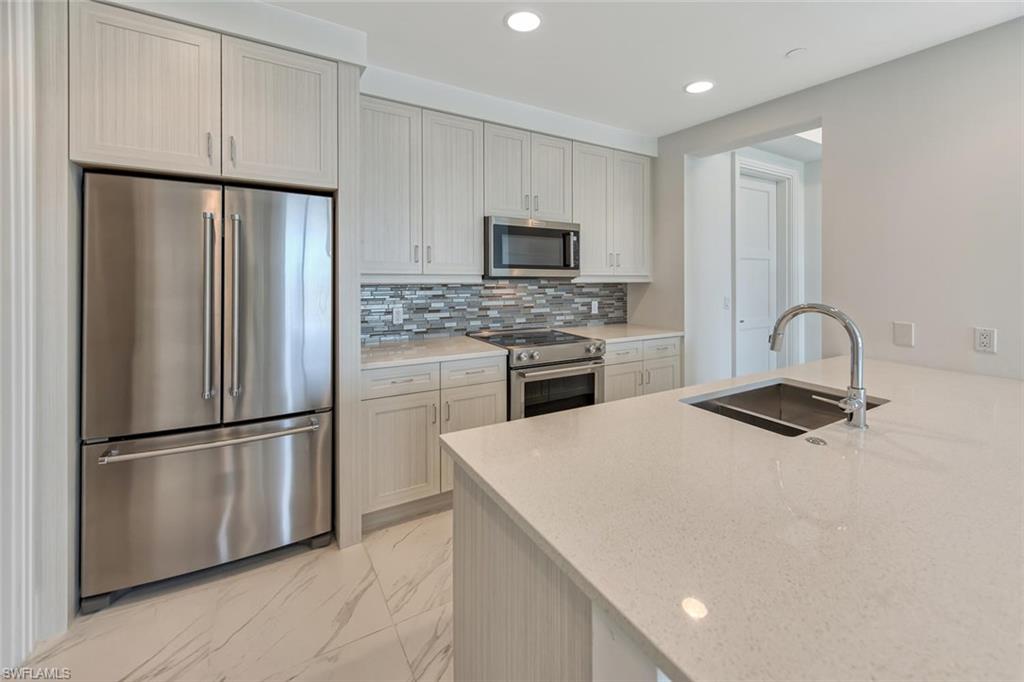 NAPLES SQUARE - Residential