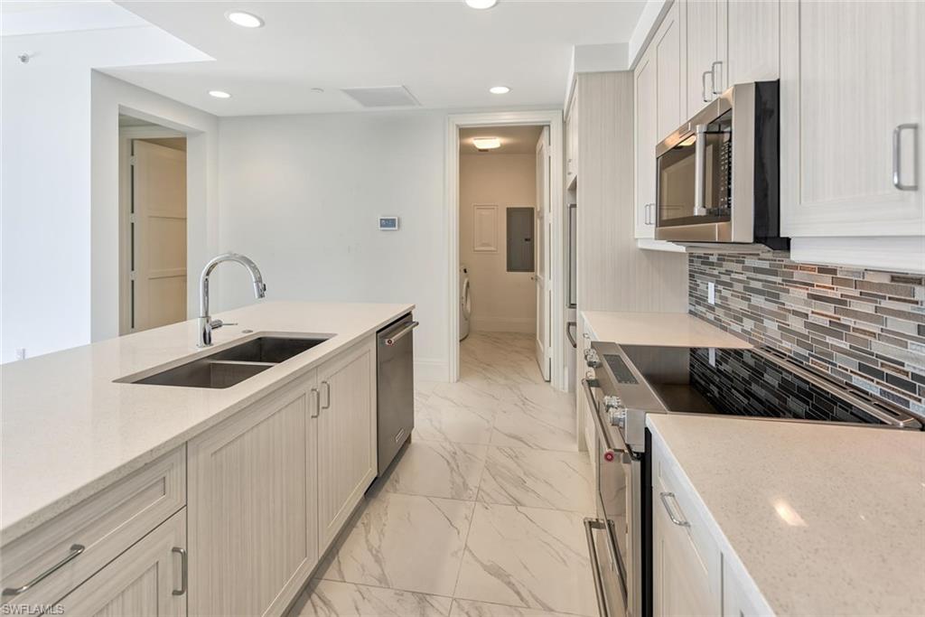 NAPLES SQUARE - Residential