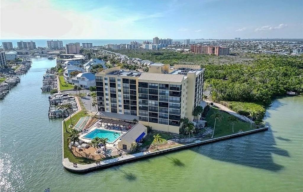 WINDWARD POINT CONDO - Residential