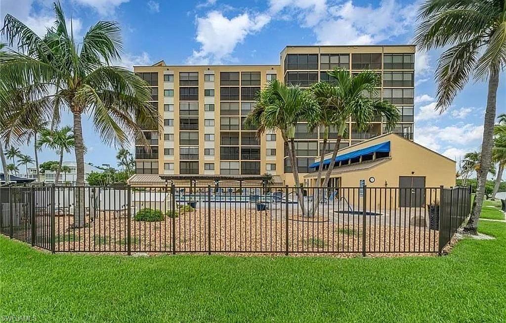 WINDWARD POINT CONDO - Residential