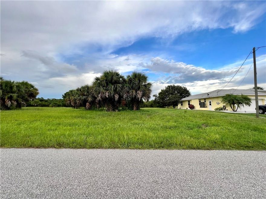 PRICED TO SELL. Beautiful buildable lot in the golf course community of Rotonda West in an area with new construction homes nearby. Construction loans that include the purchase of the lot are available with 3.5% and 5% down!
