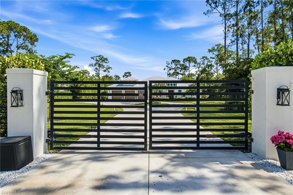 5737 Hidden Oaks LN