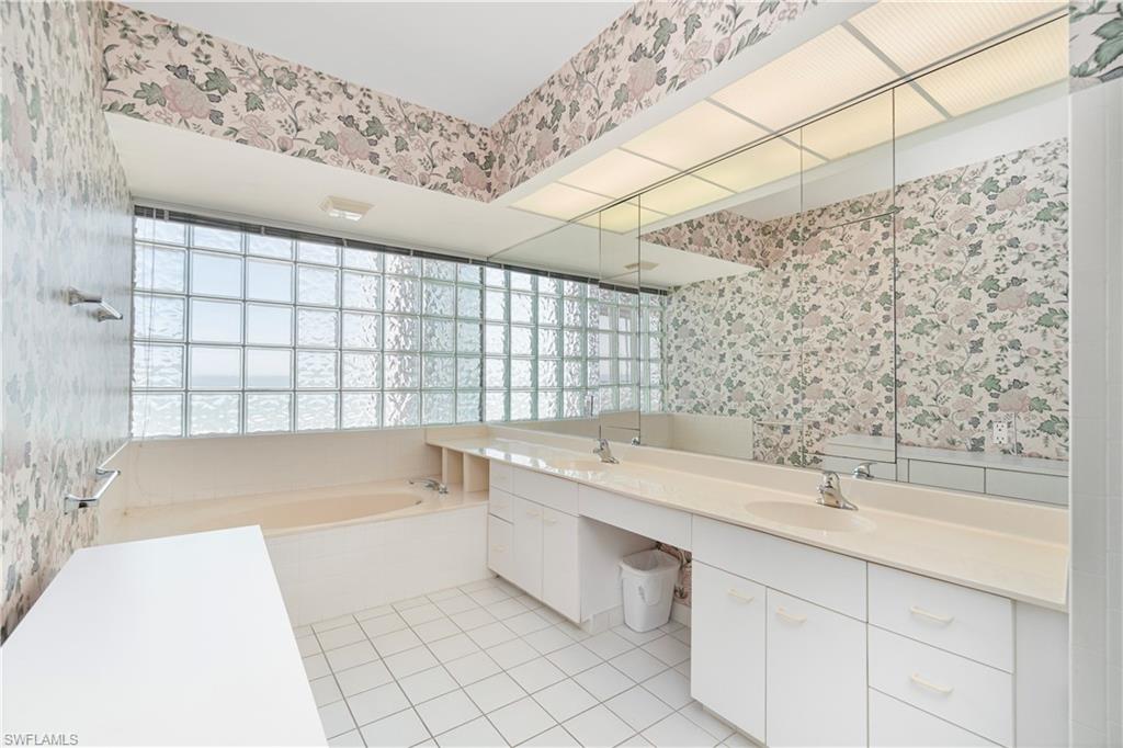 BAREFOOT BEACH CLUB - Residential