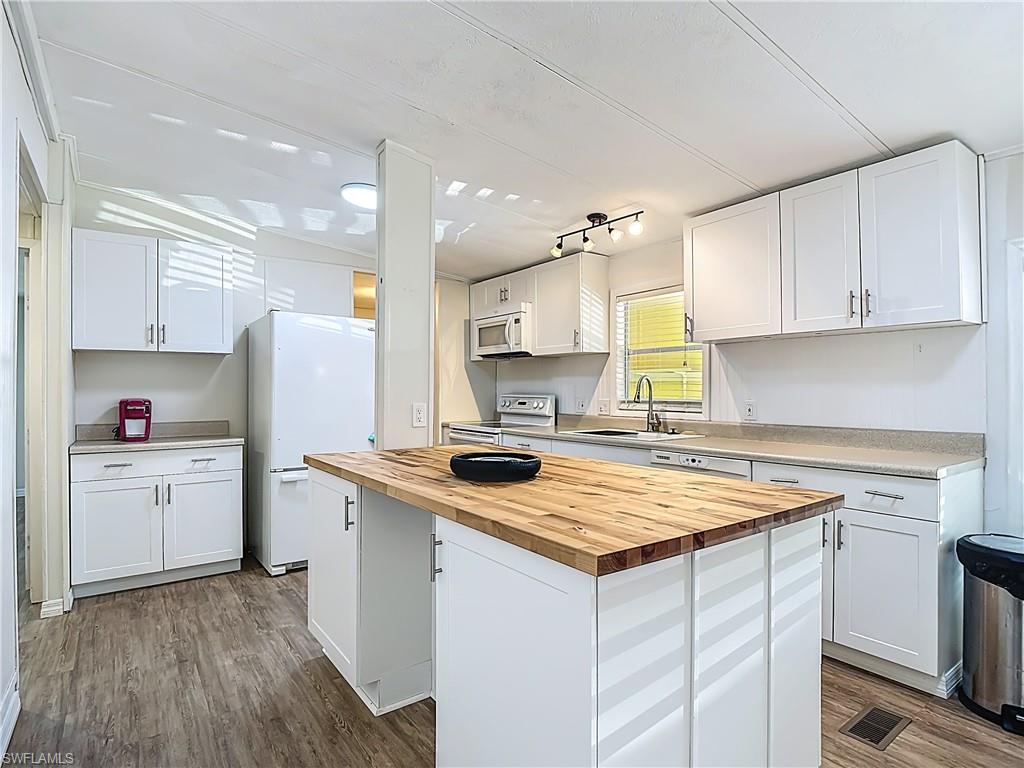 MOORHEAD MANOR - Residential