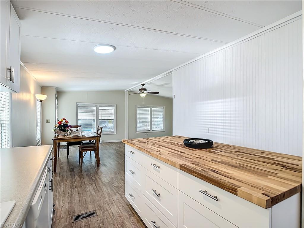 MOORHEAD MANOR - Residential