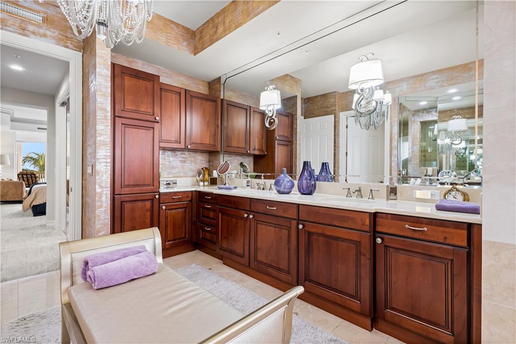 THE PARAMOUNT - Residential