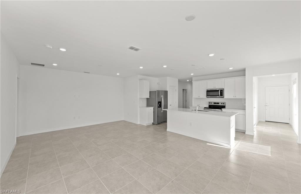 WHISPERING LAKES - Residential